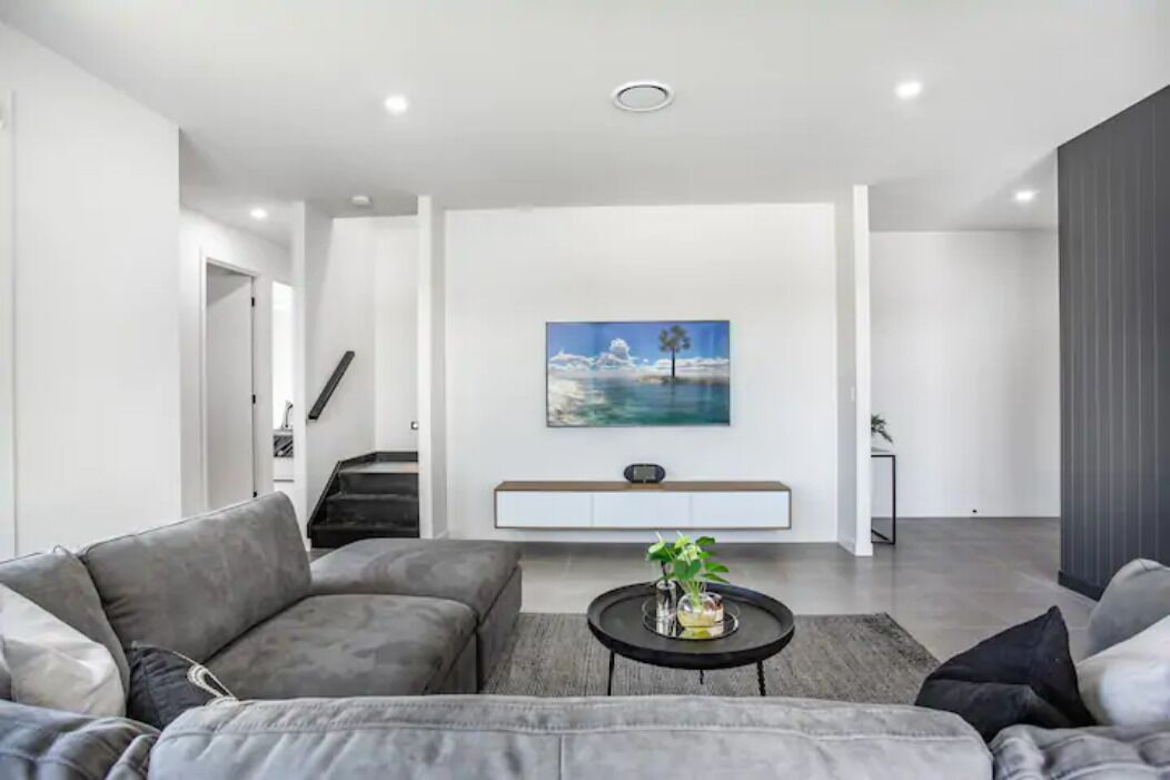 Luxe Capri Villa V2new,4bd, Walk to Beach