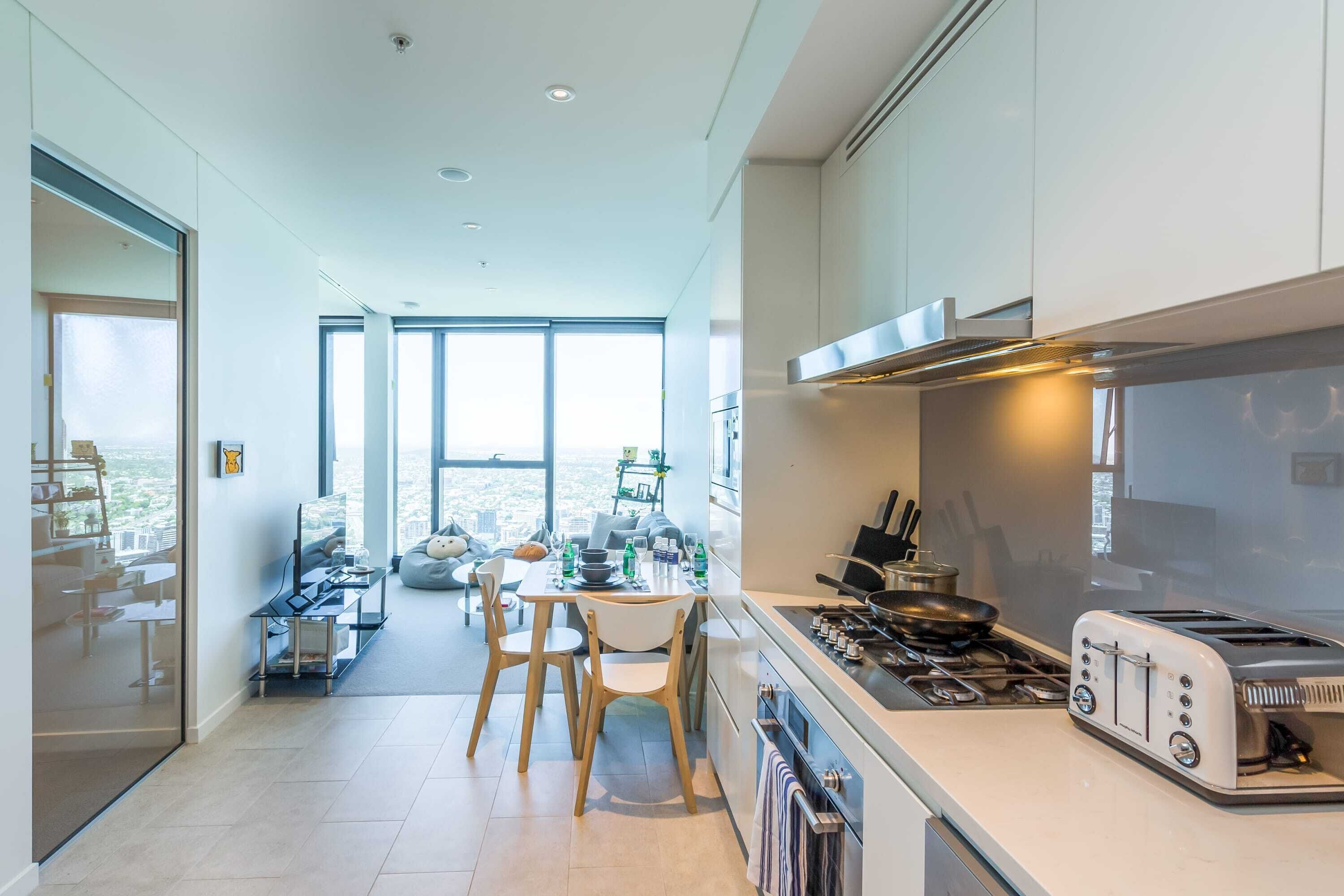 Cozy & Modern 2 Bedroom Apt With Parking and Pool!