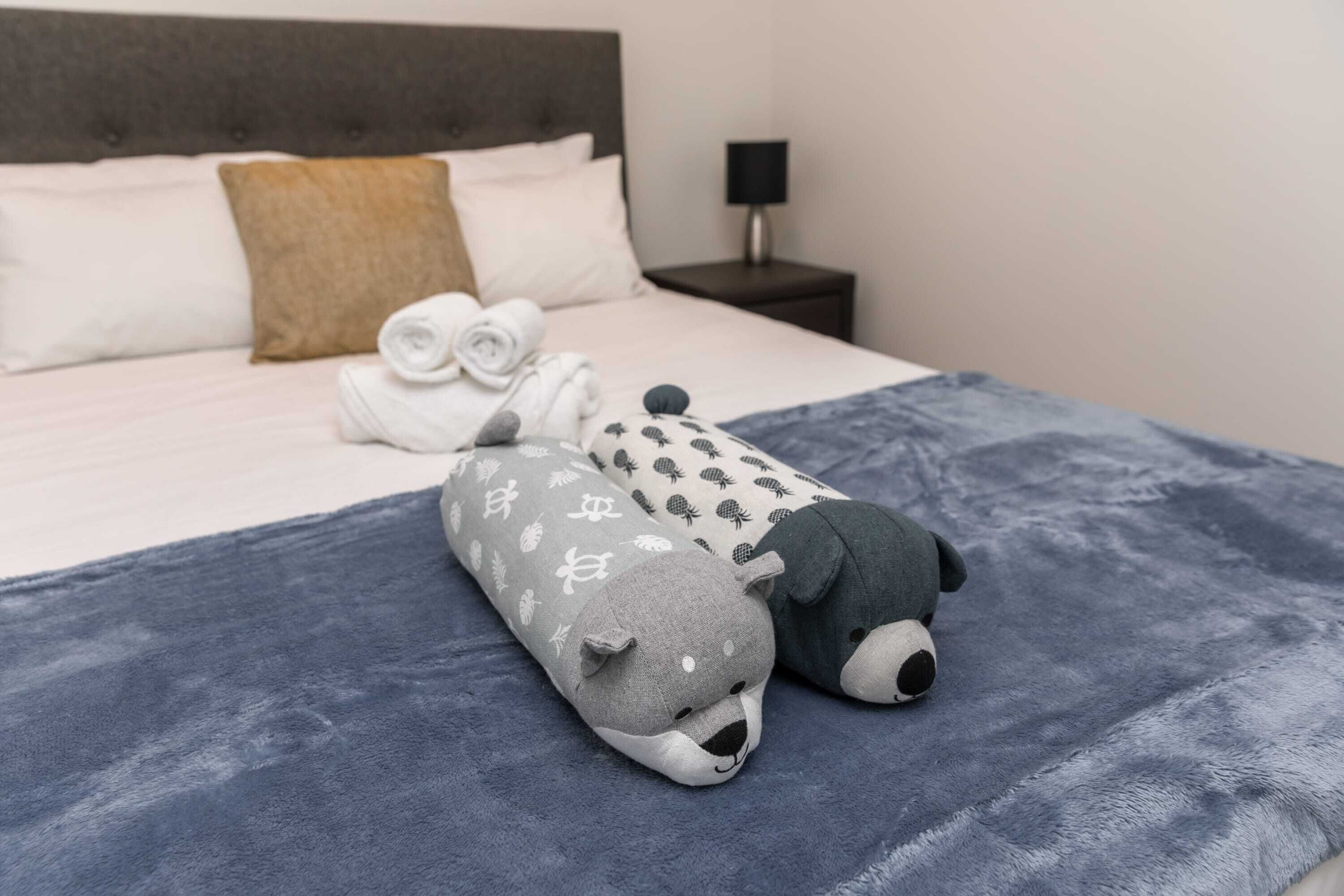 Cozy & Modern 2 Bedroom Apt With Parking and Pool!