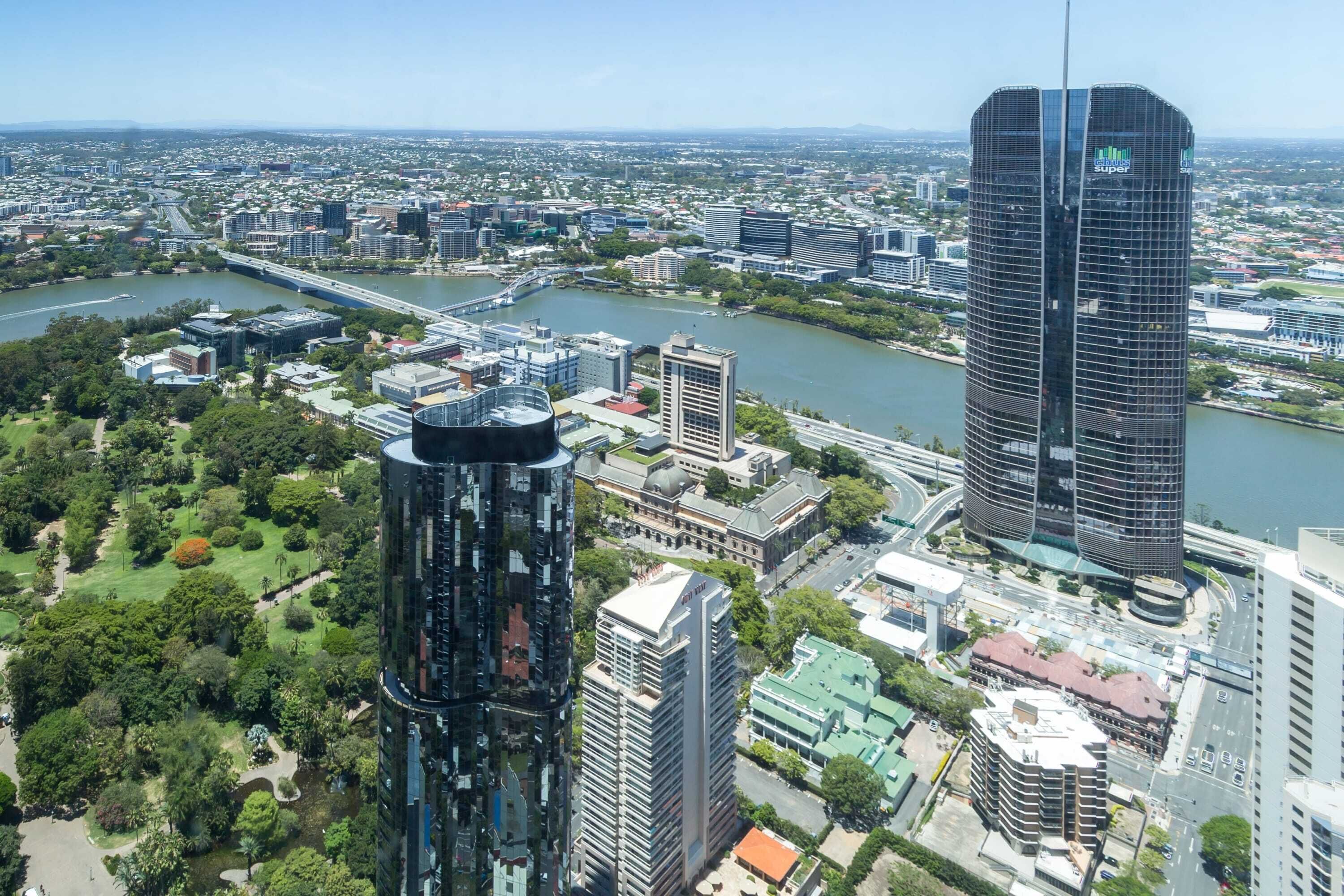 Cozy & Modern 2 Bedroom Apt With Parking and Pool!