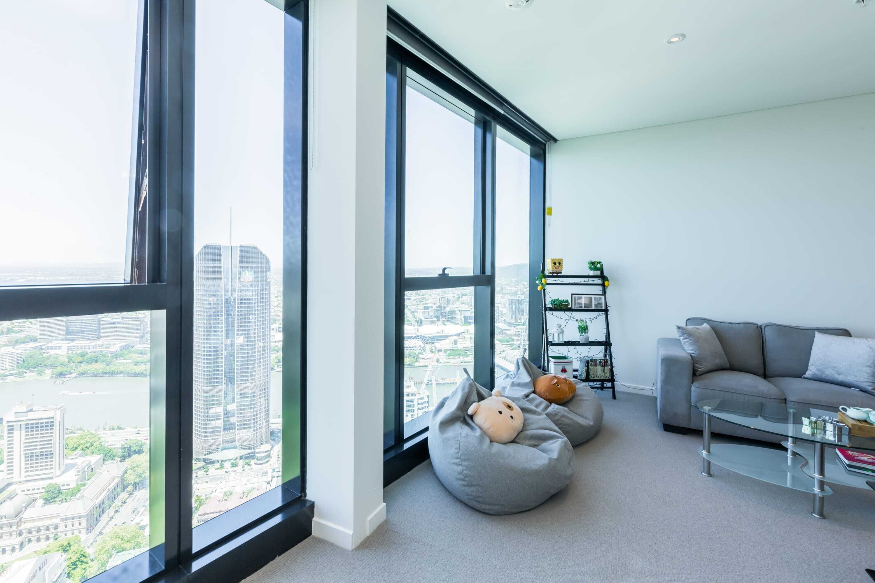 Cozy & Modern 2 Bedroom Apt With Parking and Pool!