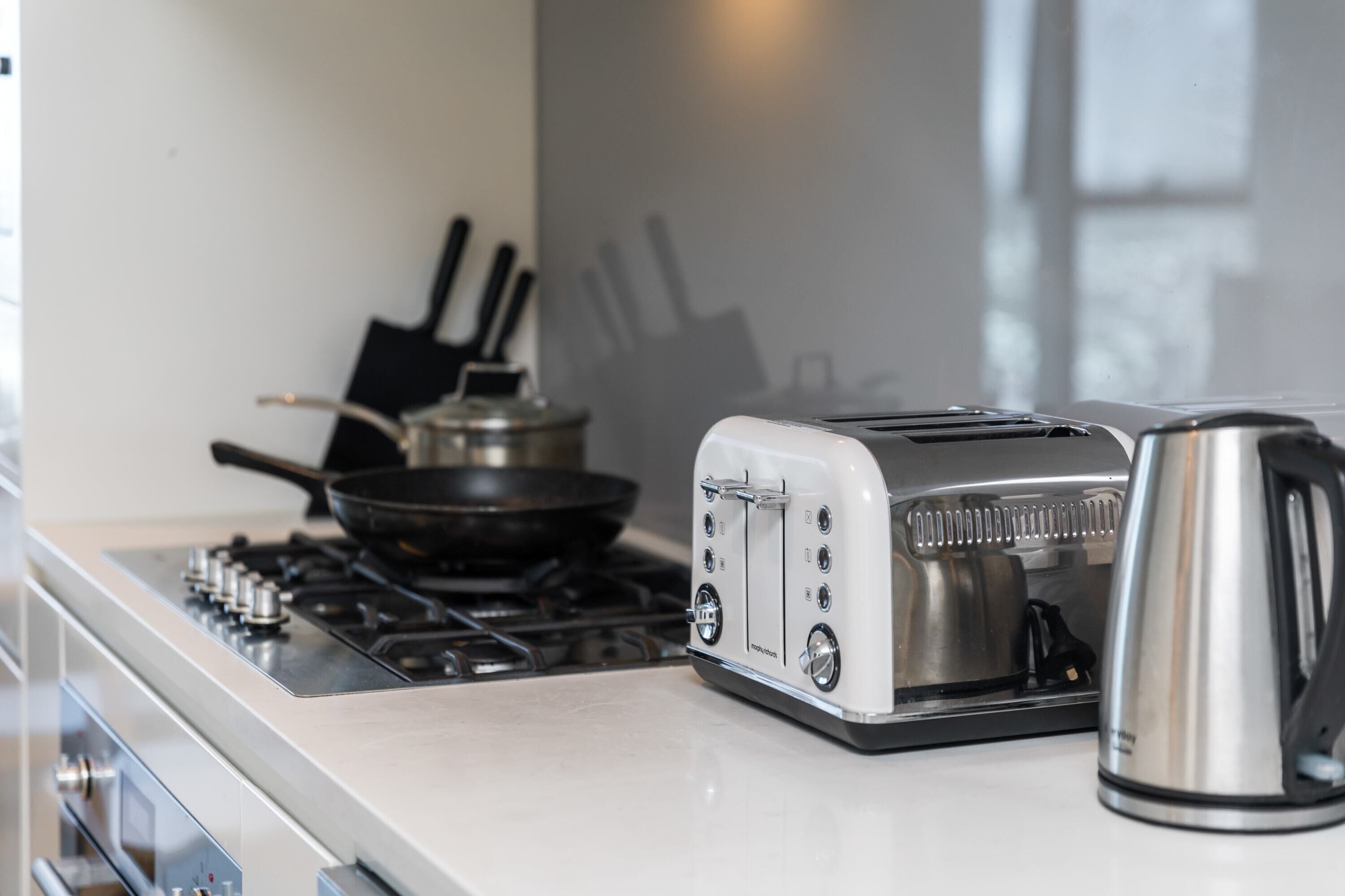 Cozy & Modern 2 Bedroom Apt With Parking and Pool!