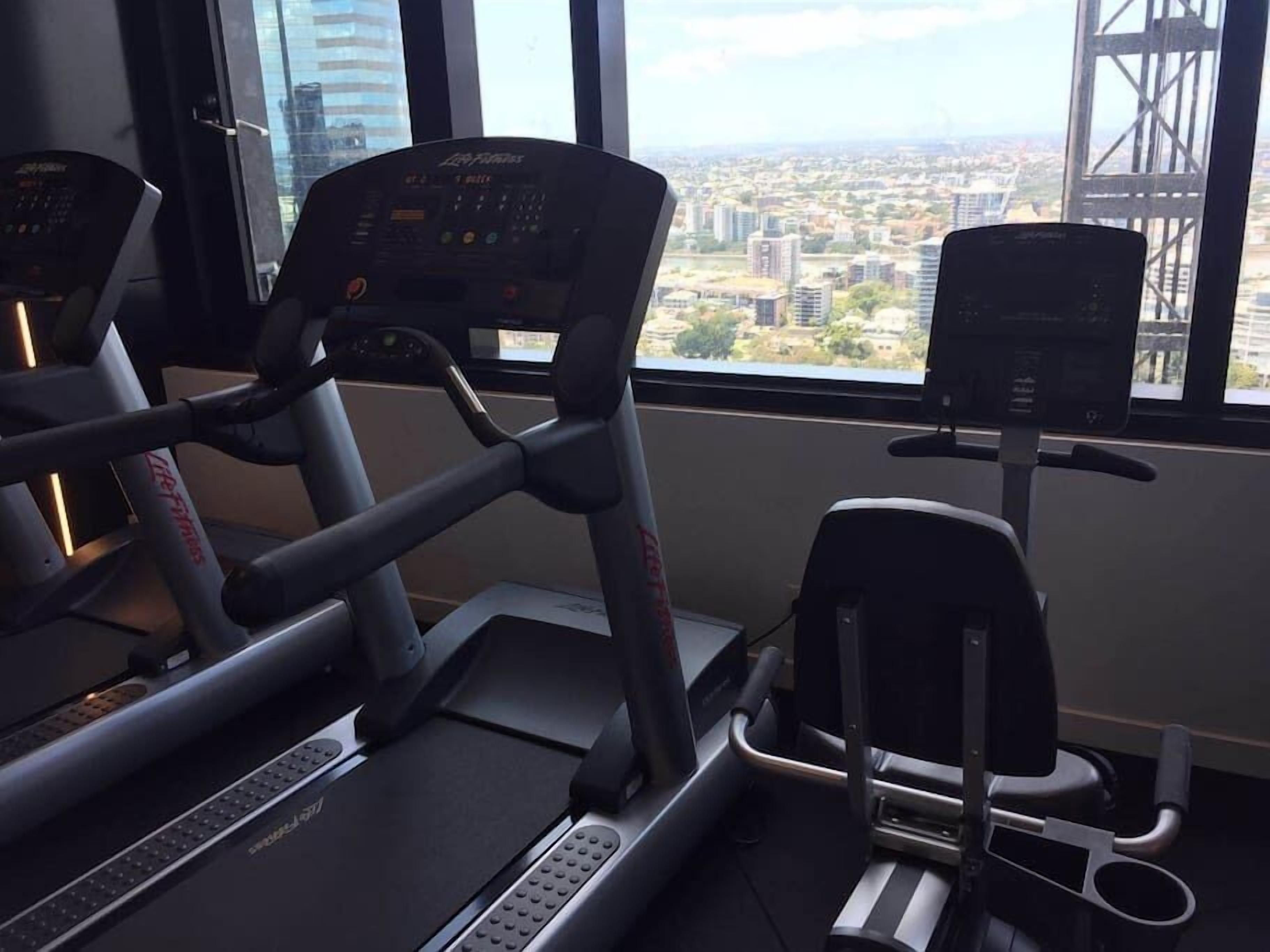 Cozy & Modern 2 Bedroom Apt With Parking and Pool!