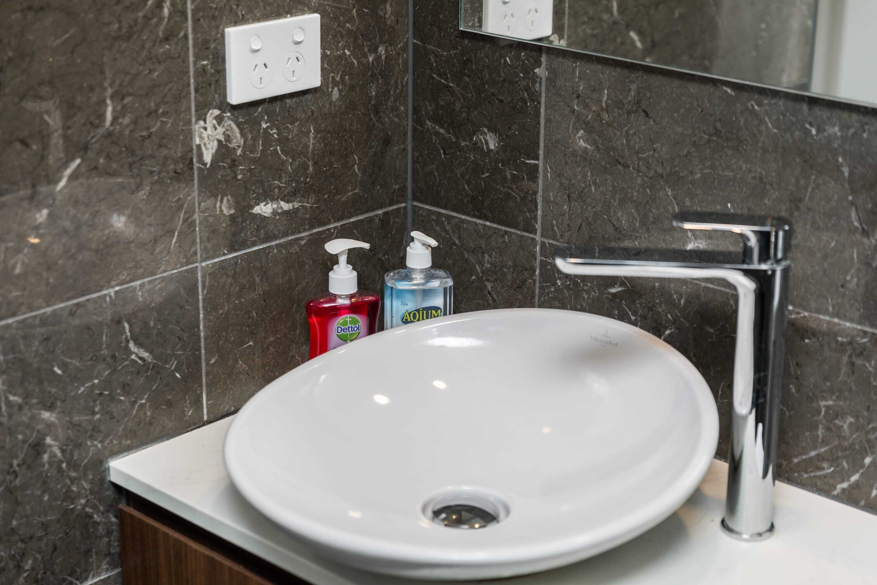 Cozy & Modern 2 Bedroom Apt With Parking and Pool!