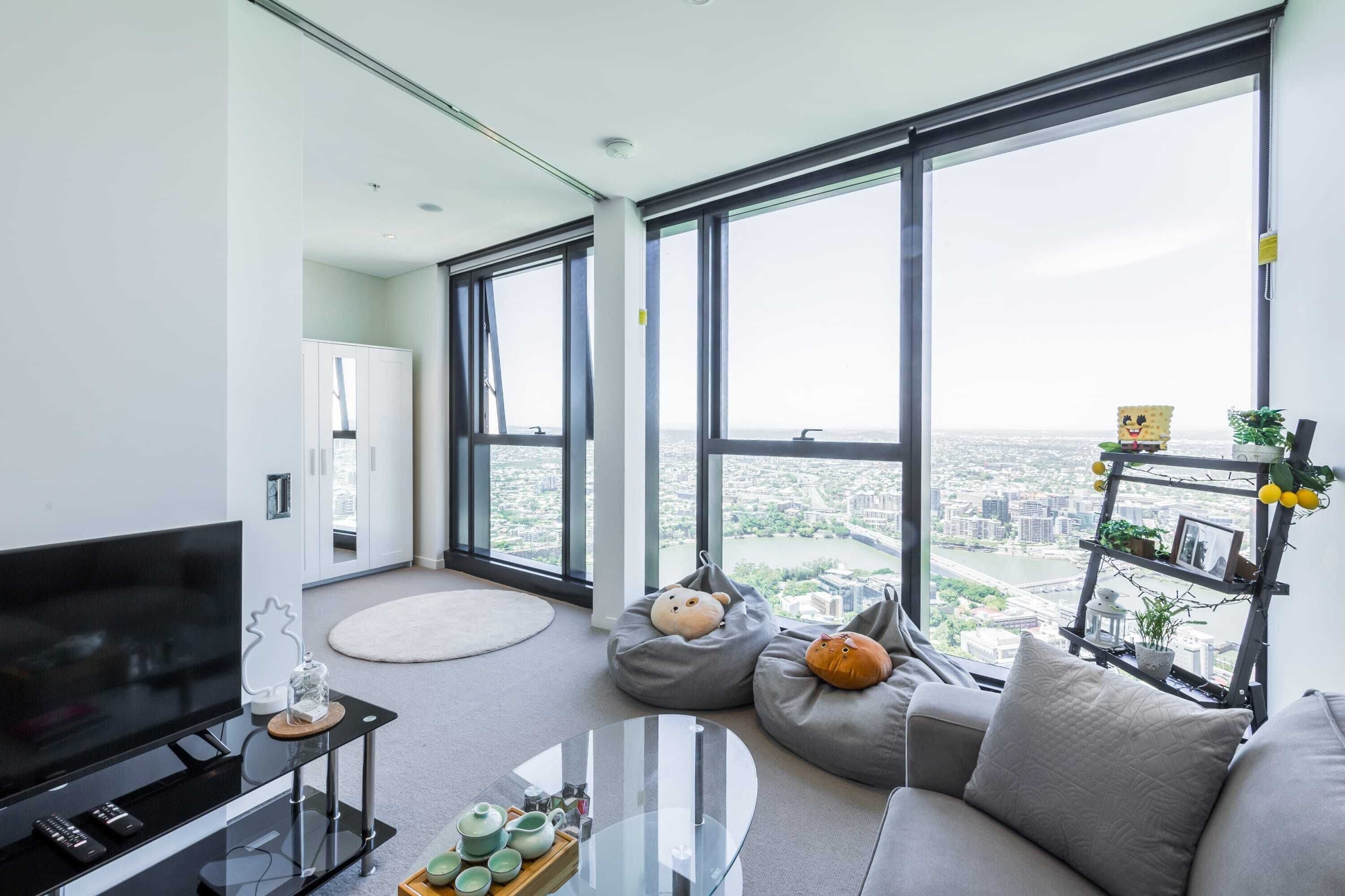 Cozy & Modern 2 Bedroom Apt With Parking and Pool!