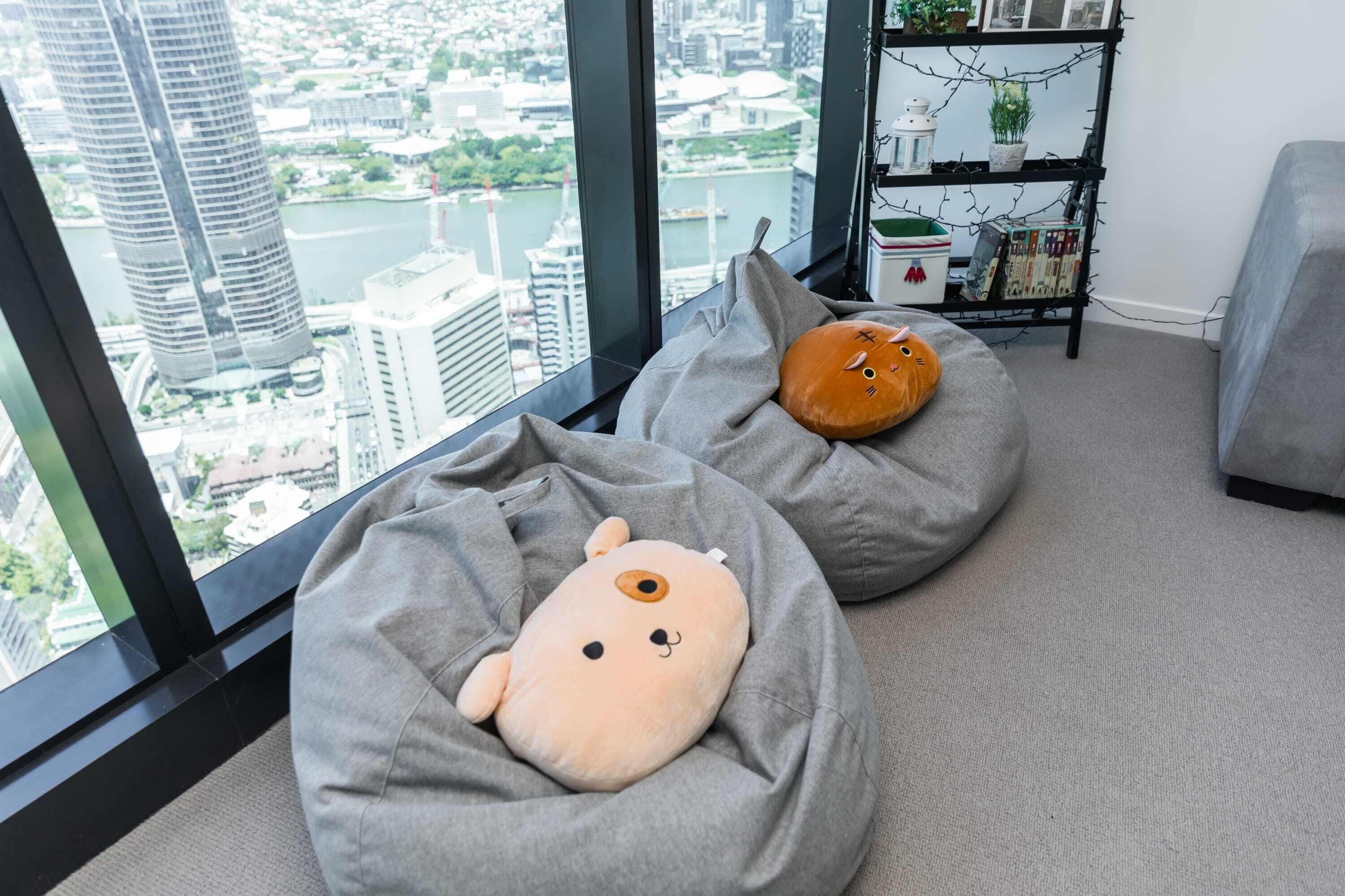 Cozy & Modern 2 Bedroom Apt With Parking and Pool!