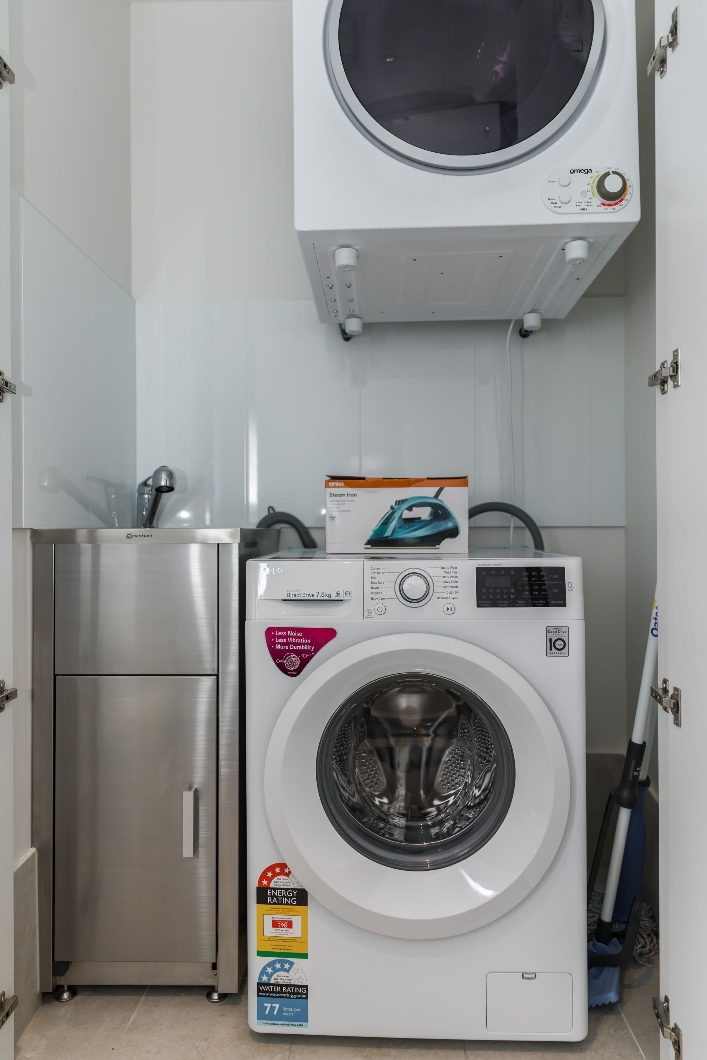 Cozy & Modern 2 Bedroom Apt With Parking and Pool!