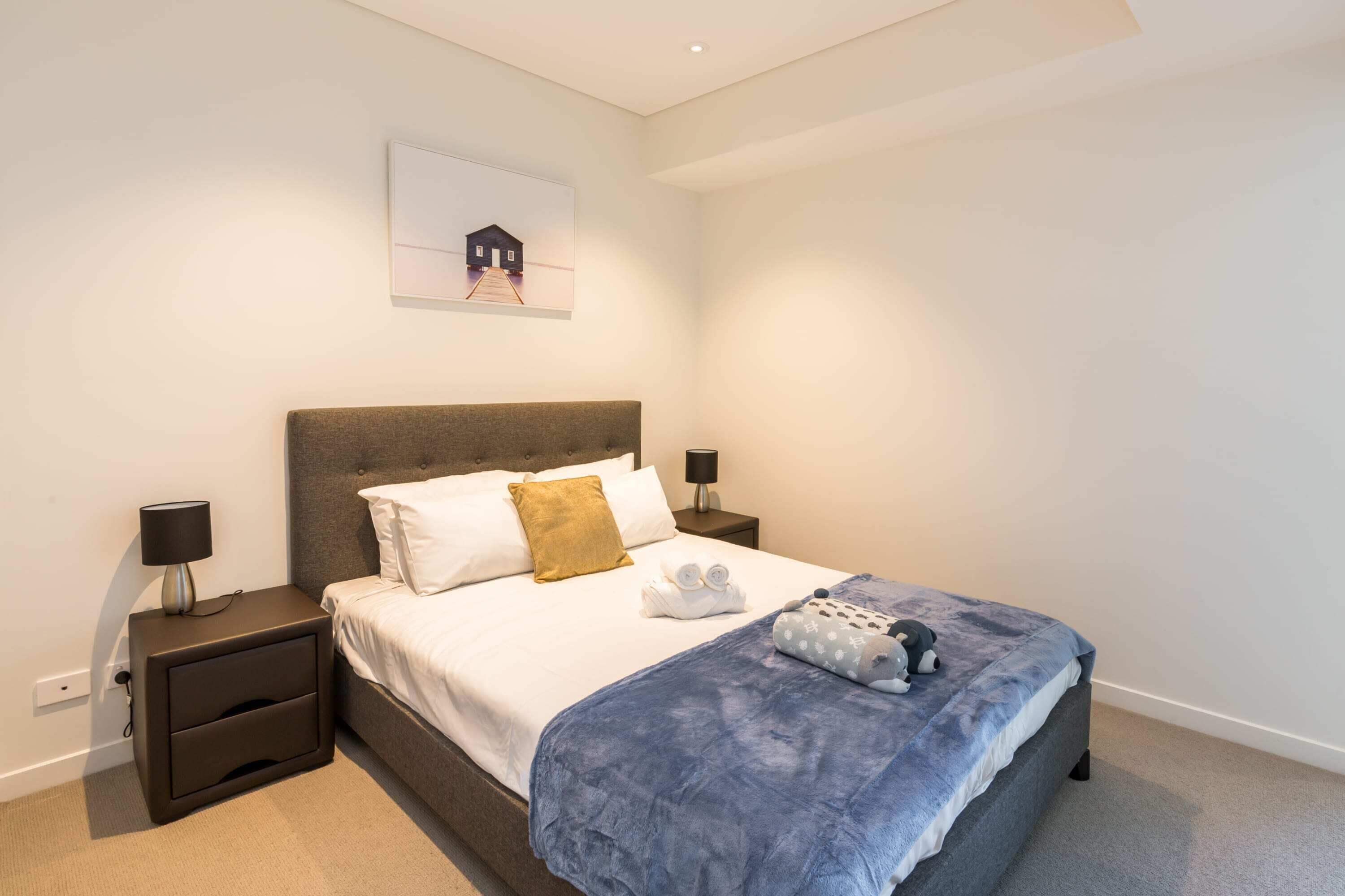 Cozy & Modern 2 Bedroom Apt With Parking and Pool!