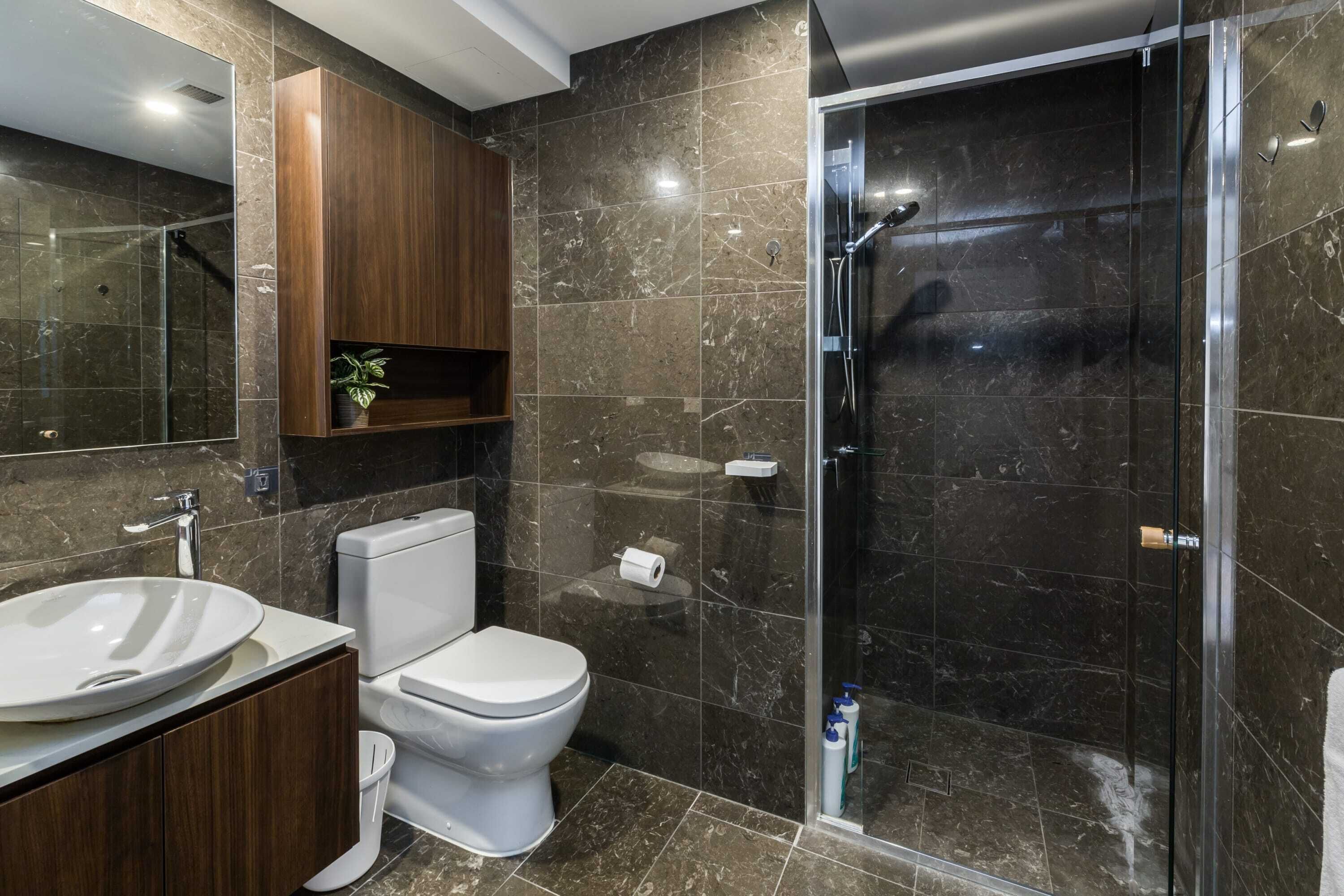 Cozy & Modern 2 Bedroom Apt With Parking and Pool!