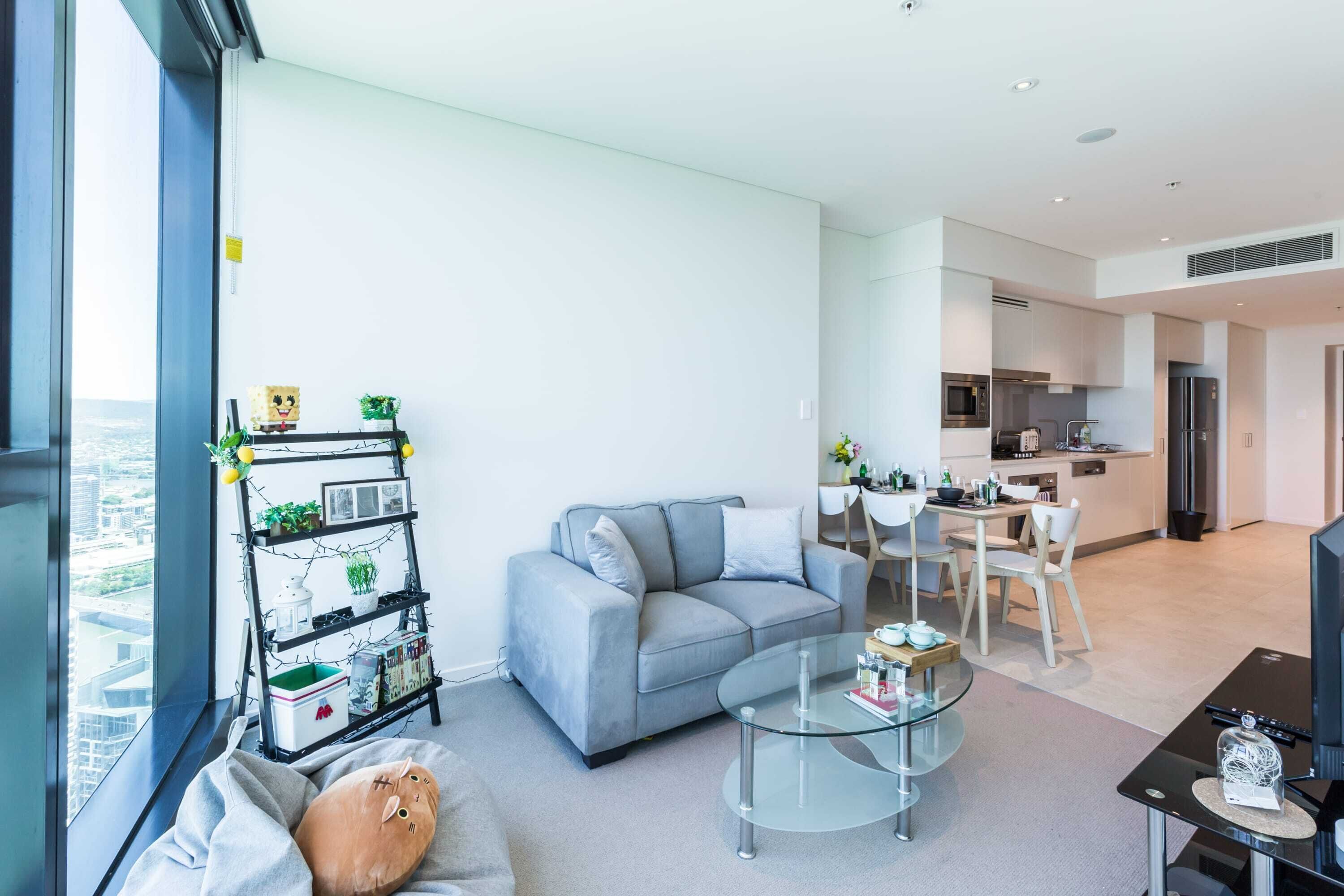 Cozy & Modern 2 Bedroom Apt With Parking and Pool!