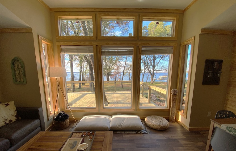 Lake Tawakoni Sunset Waterfront Cottage with private boat deck. Hunt