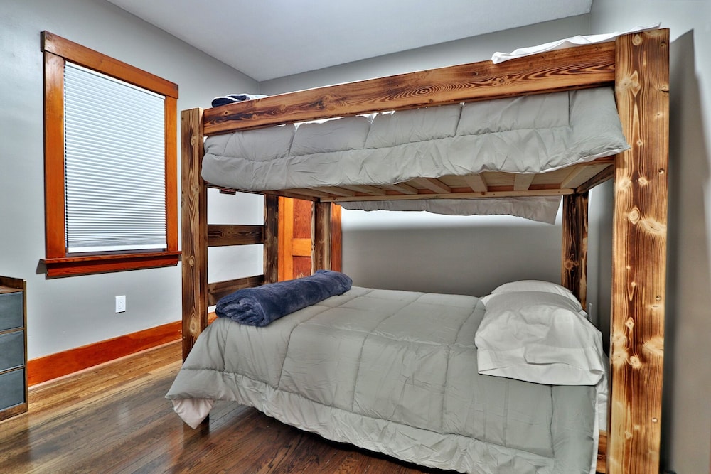 Early 1900s The Bancroft Belle Walking Distance to Zoo /CWS Fans