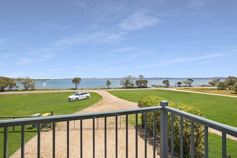 Situated overlooking the beautiful Lake King