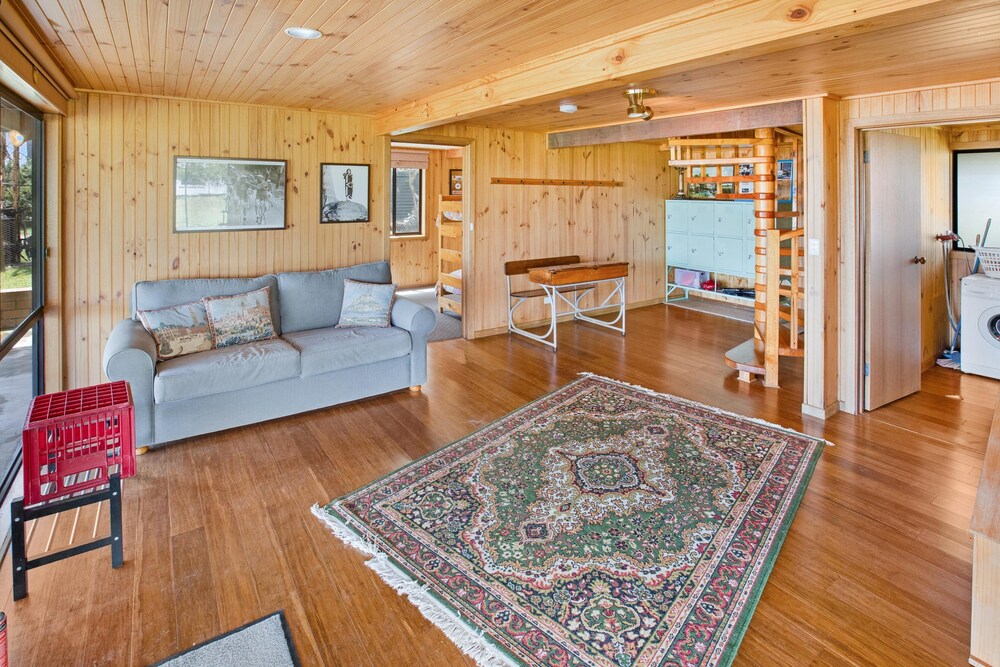 Situated overlooking the beautiful Lake King