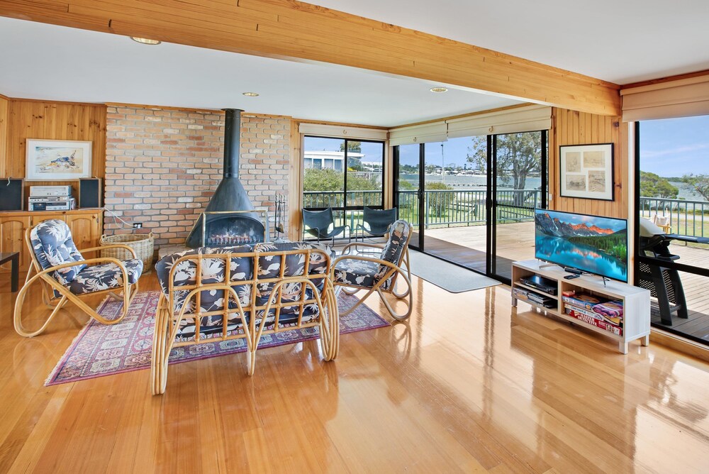 Situated overlooking the beautiful Lake King