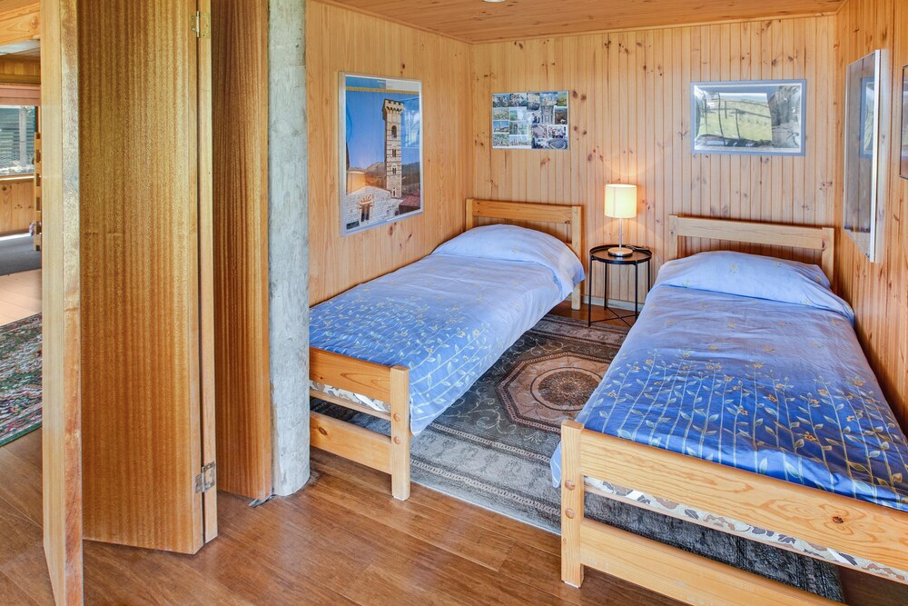 Situated overlooking the beautiful Lake King