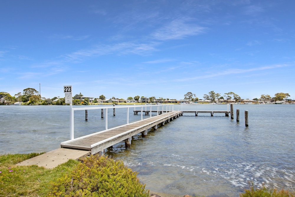 Situated overlooking the beautiful Lake King