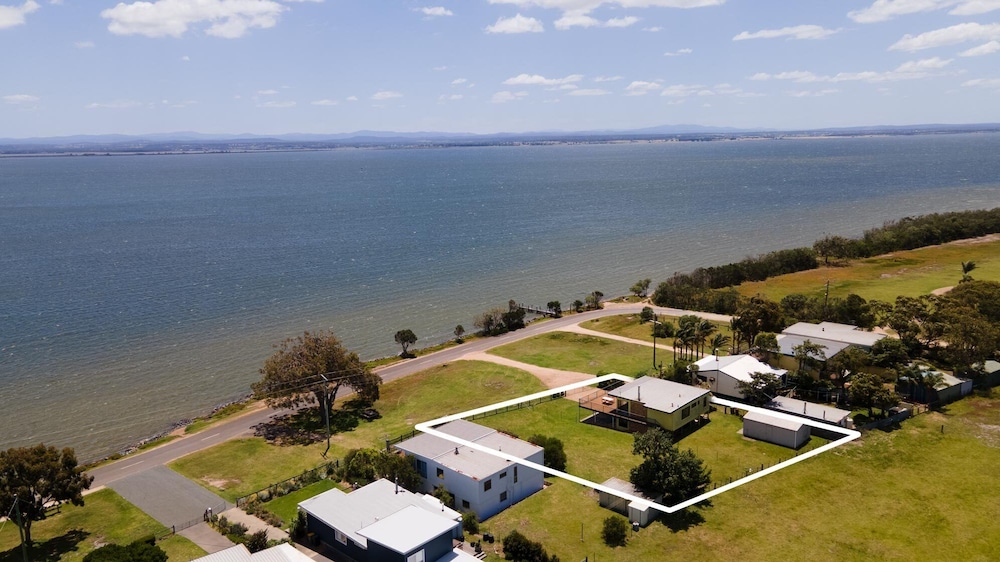 Situated overlooking the beautiful Lake King