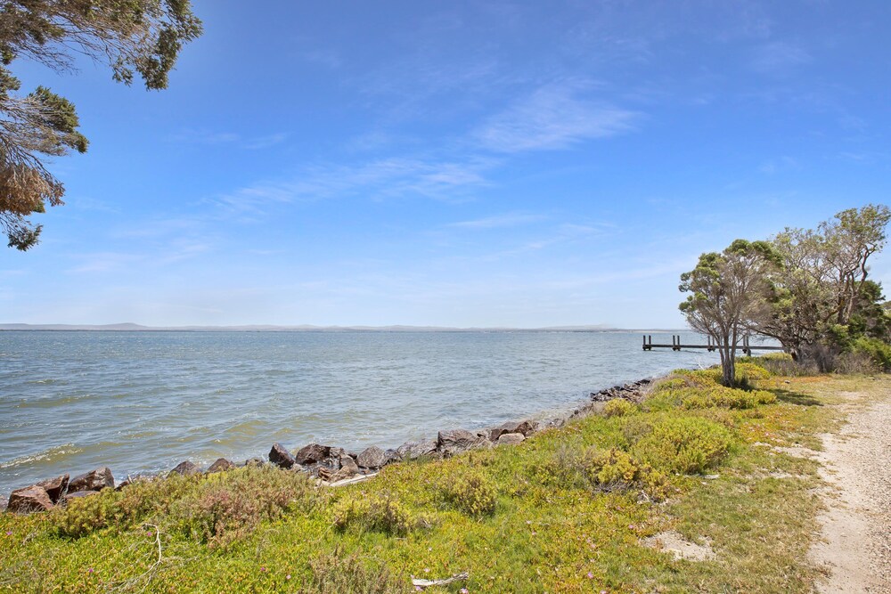 Situated overlooking the beautiful Lake King