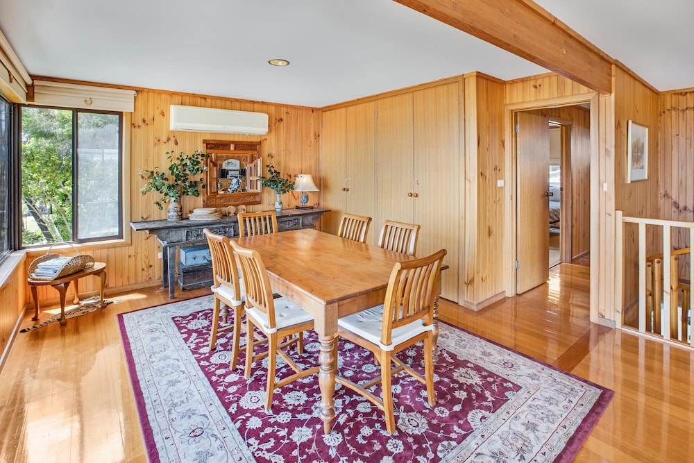 Situated overlooking the beautiful Lake King