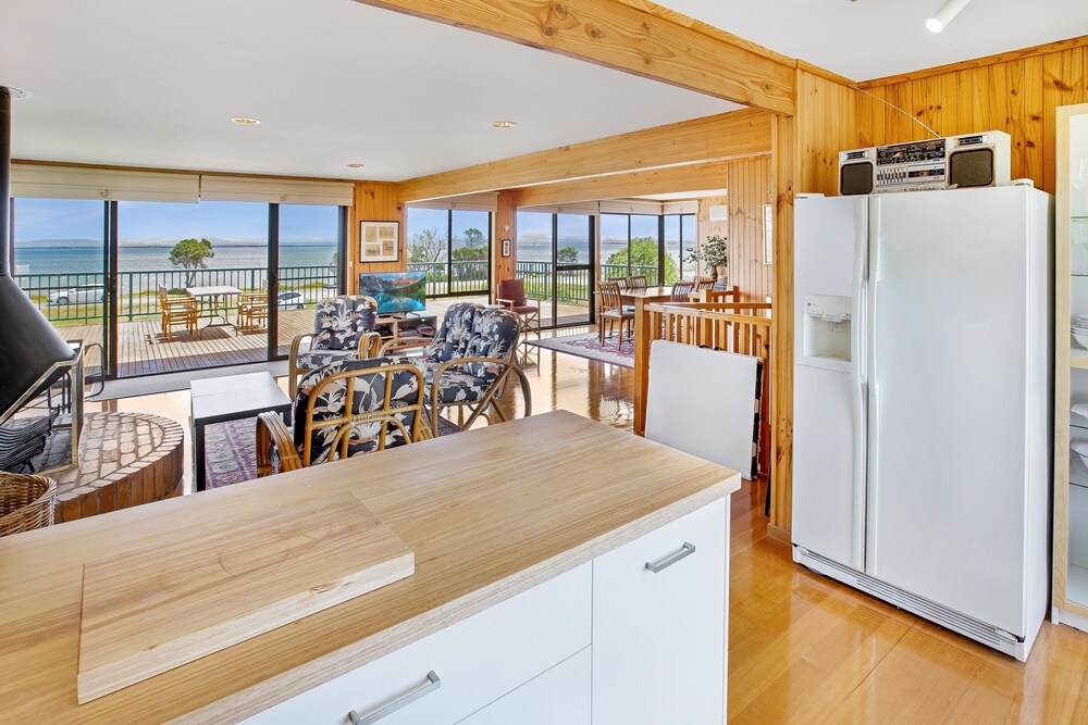 Situated overlooking the beautiful Lake King