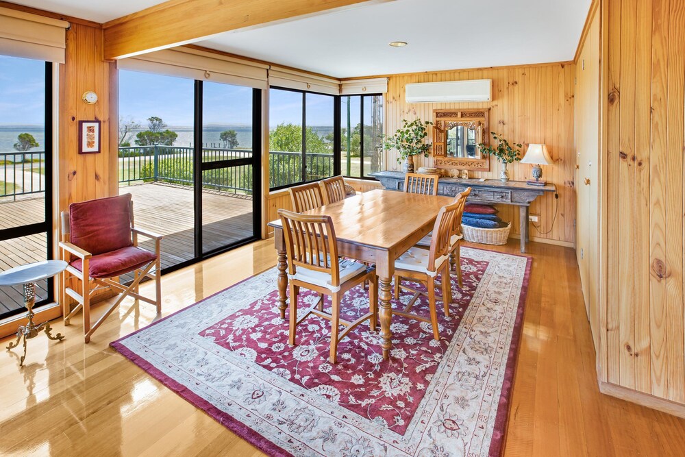 Situated overlooking the beautiful Lake King