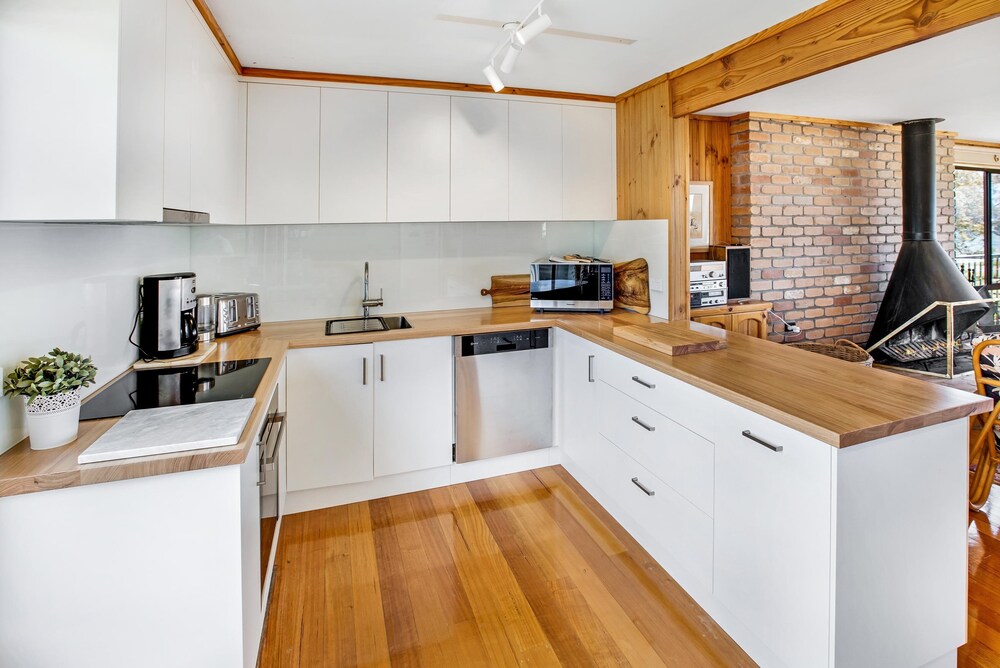 Situated overlooking the beautiful Lake King