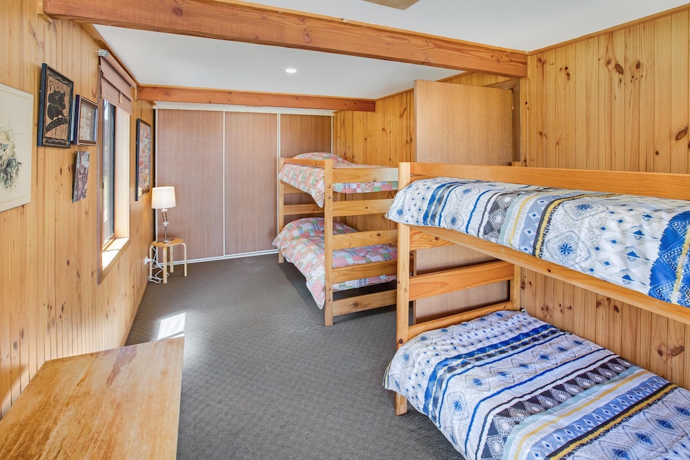 Situated overlooking the beautiful Lake King