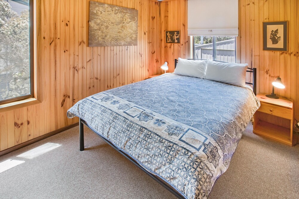 Situated overlooking the beautiful Lake King