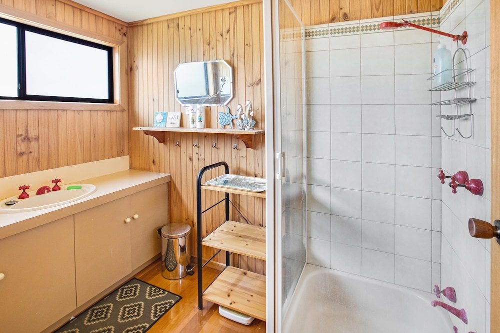 Situated overlooking the beautiful Lake King