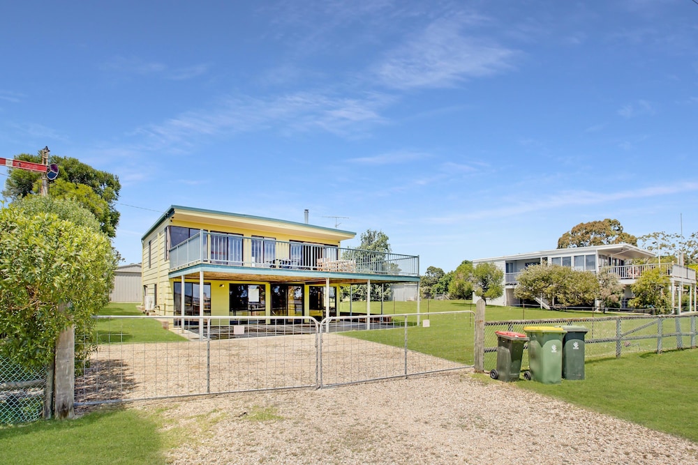 Situated overlooking the beautiful Lake King