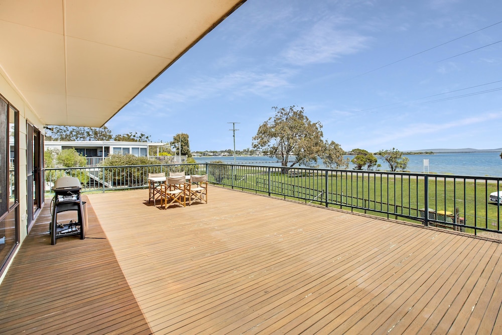 Situated overlooking the beautiful Lake King