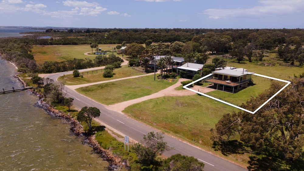 Situated overlooking the beautiful Lake King