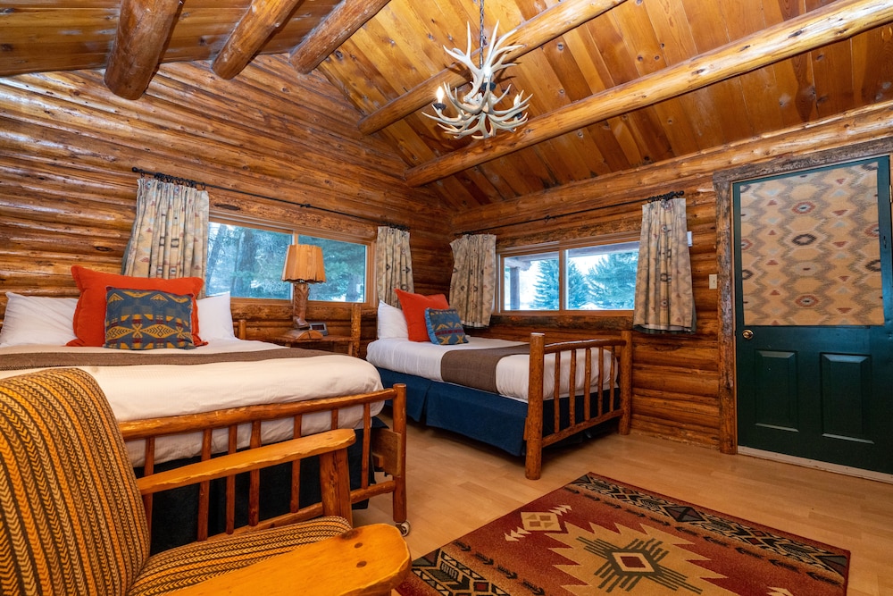 Beautiful River Side Ranch Cabin. Sauna, bar, lodge, and game room