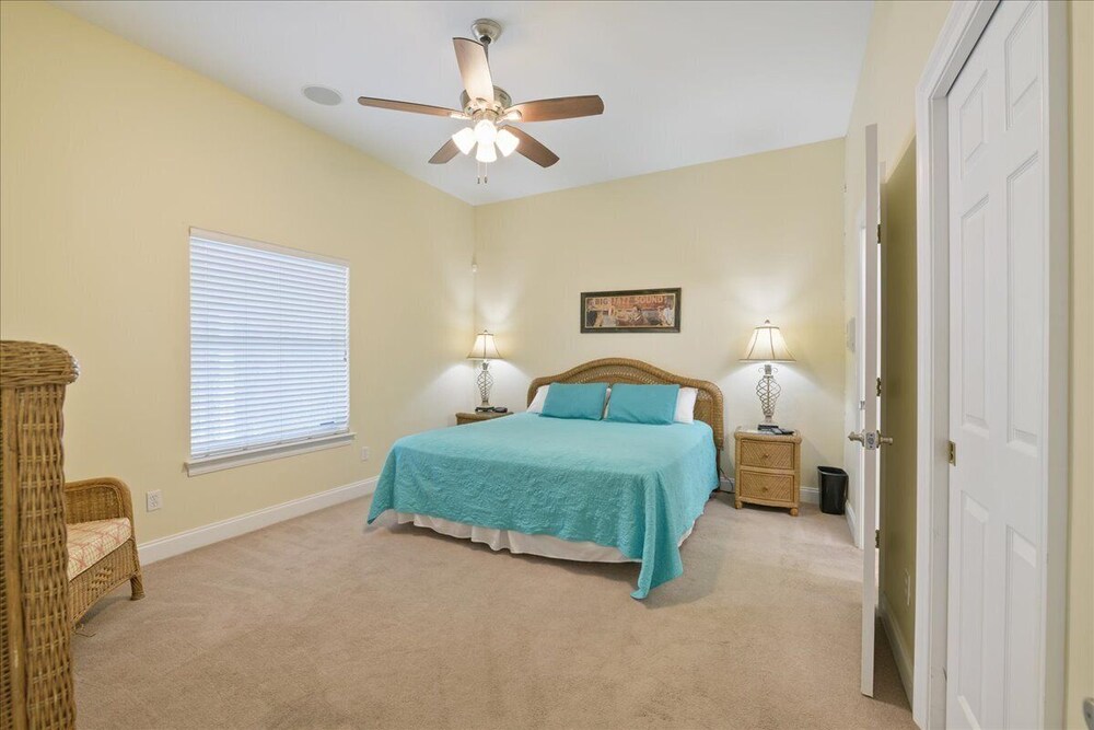 CFLAT Large, luxurious beachfront home located within walking