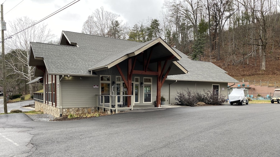 Carr's Northside Motel and Cottages