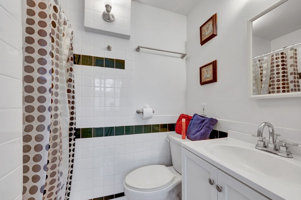 TROPICAL VACATION HOME. 6 bedrooms 4 bath pool home.