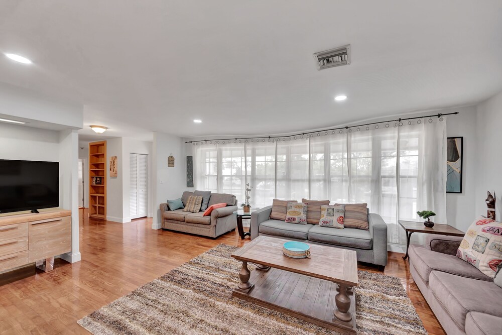 TROPICAL VACATION HOME. 6 bedrooms 4 bath pool home.