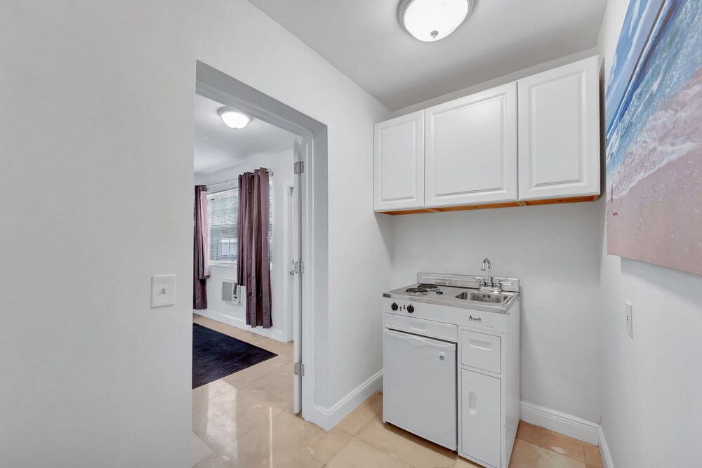 TROPICAL VACATION HOME. 6 bedrooms 4 bath pool home.