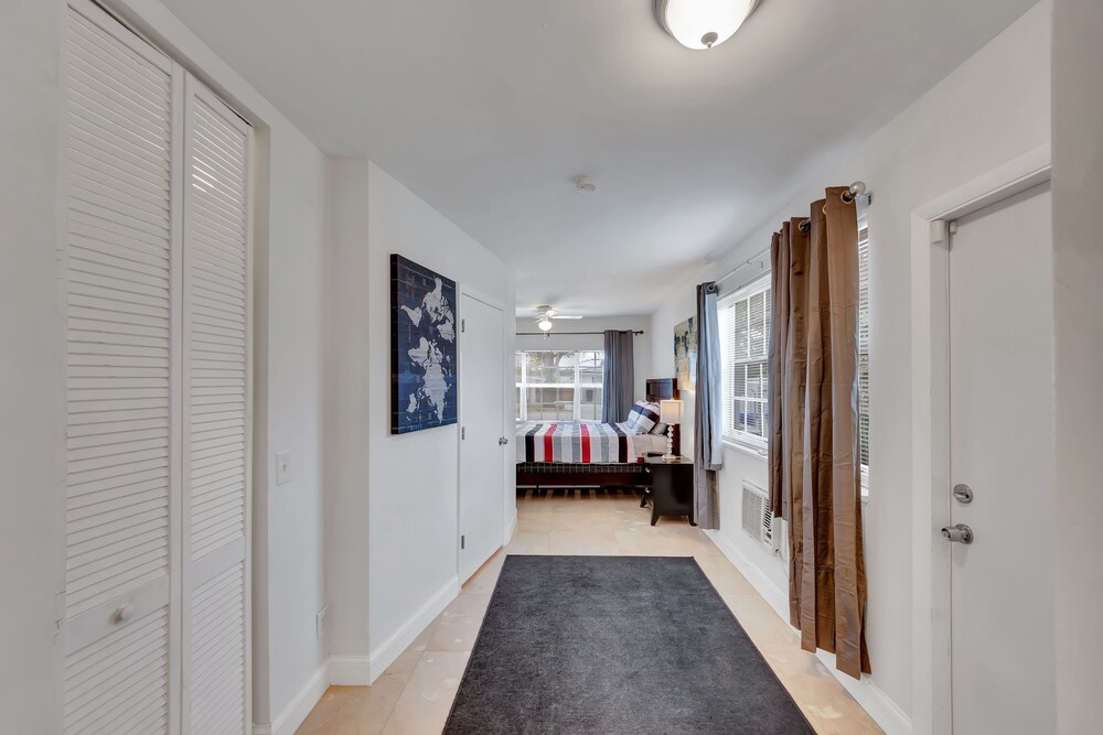 TROPICAL VACATION HOME. 6 bedrooms 4 bath pool home.