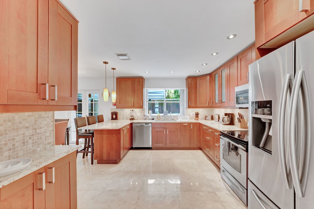 TROPICAL VACATION HOME. 6 bedrooms 4 bath pool home.