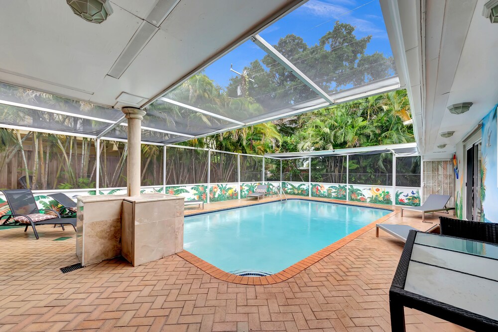 TROPICAL VACATION HOME. 6 bedrooms 4 bath pool home.