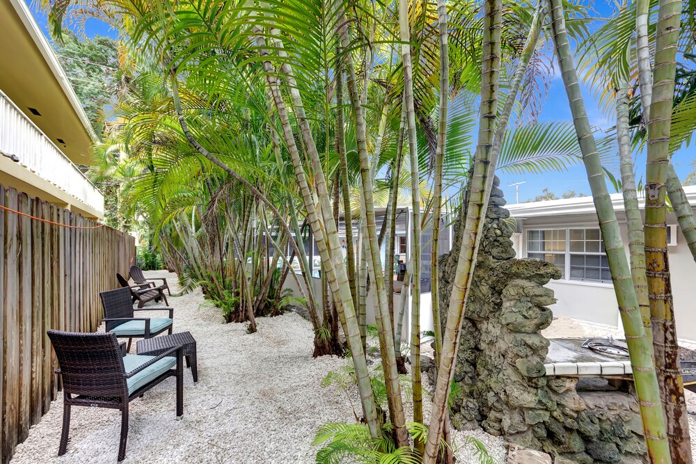 TROPICAL VACATION HOME. 6 bedrooms 4 bath pool home.