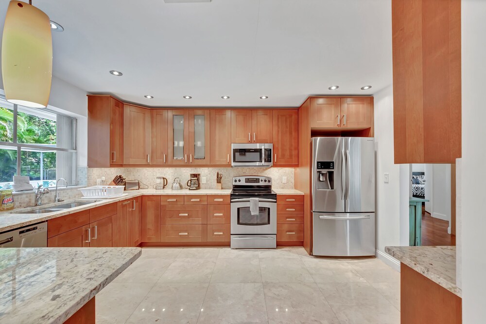 TROPICAL VACATION HOME. 6 bedrooms 4 bath pool home.