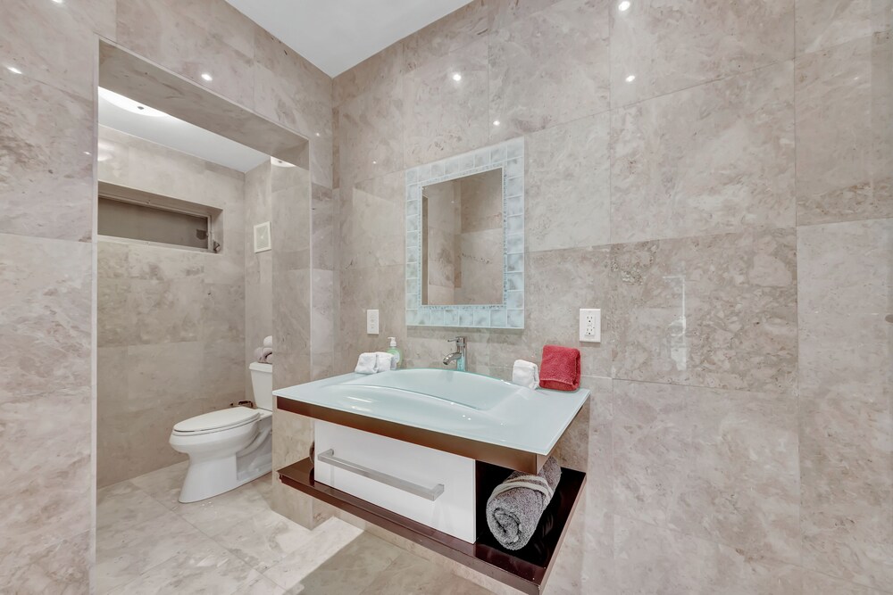 TROPICAL VACATION HOME. 6 bedrooms 4 bath pool home.