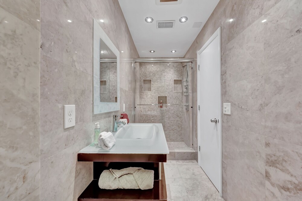 TROPICAL VACATION HOME. 6 bedrooms 4 bath pool home.