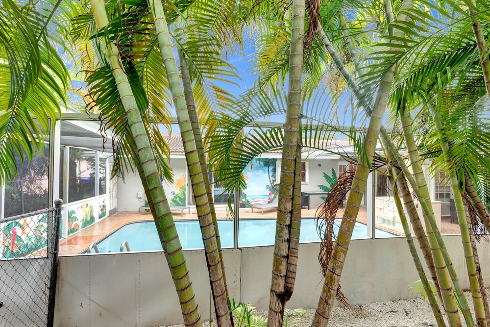 TROPICAL VACATION HOME. 6 bedrooms 4 bath pool home.