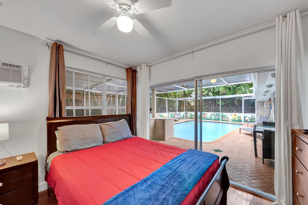 TROPICAL VACATION HOME. 6 bedrooms 4 bath pool home.