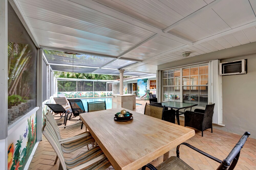 TROPICAL VACATION HOME. 6 bedrooms 4 bath pool home.