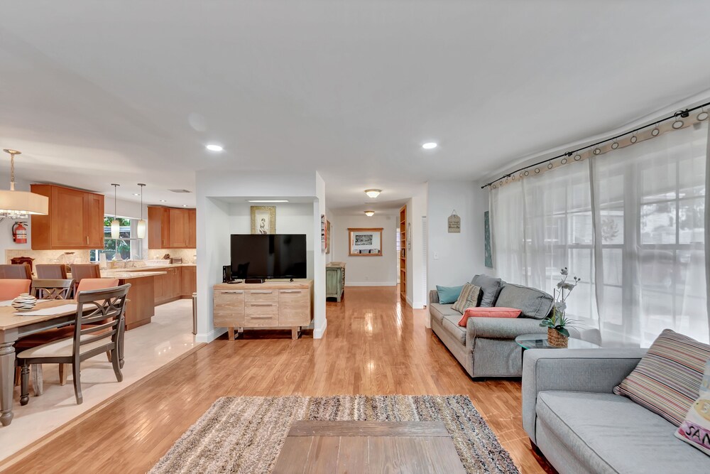 TROPICAL VACATION HOME. 6 bedrooms 4 bath pool home.